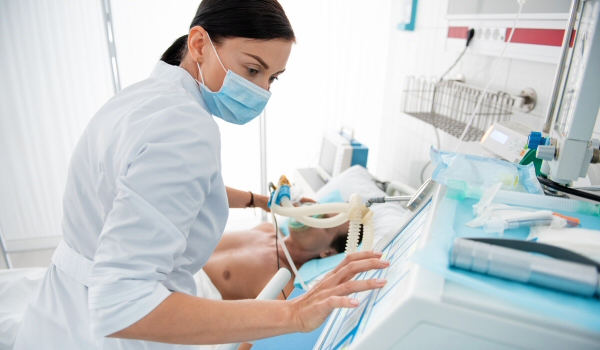 nurse-medical-oxygen-oxycube.jpg